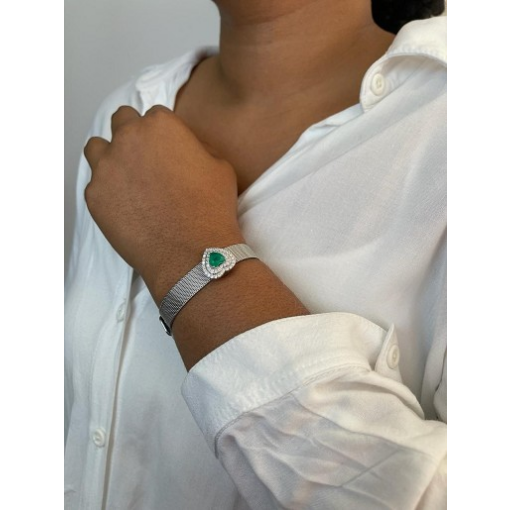 CHARM CORAÇÃO COM PEDRA ESMERALDA E CRAVEJADO