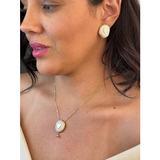 COLAR MADREPÉROLA COM CORAÇÃO CENTRAL DOURADO