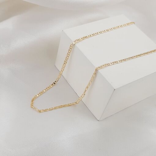 Gargantilha de elo com mini chapas.