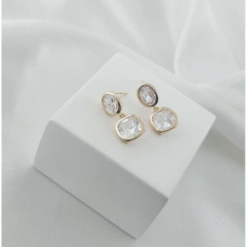 Brinco dourado com zircônia cristal.