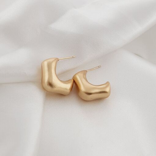 brinco dourado de argola acetinado