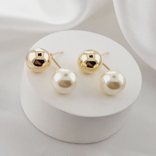Brinco dourado com pérola e bola.