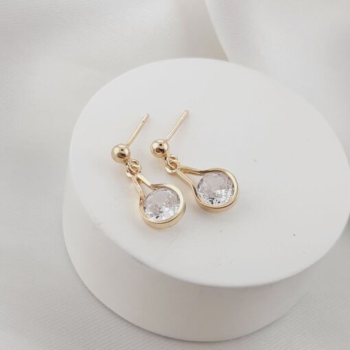 Brinco dourado com zircônia cristal.