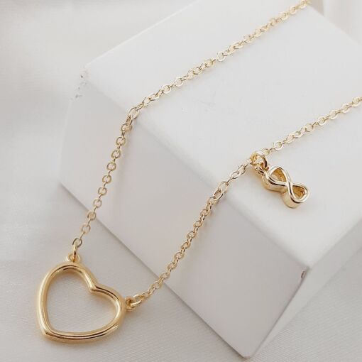 Gargantilha dourado com pingente de coração e infinito.