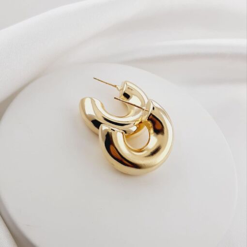 Brinco de argola dourado grossa média