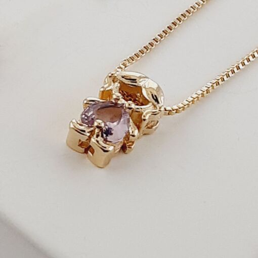 Gargantilha dourada de filha com zircônia rosa.