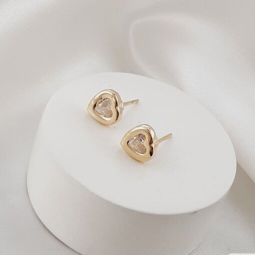 Brinco dourado de coração com zircônia.