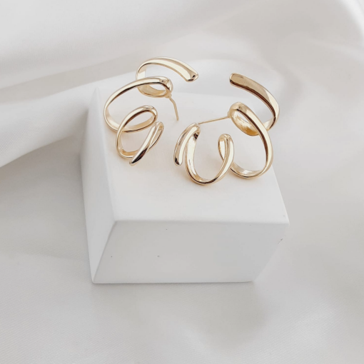 Brinco minimalista dourado