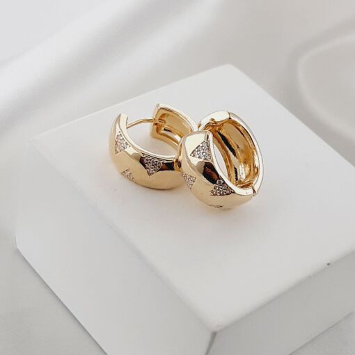 Brinco dourado de argola cravejado médio.