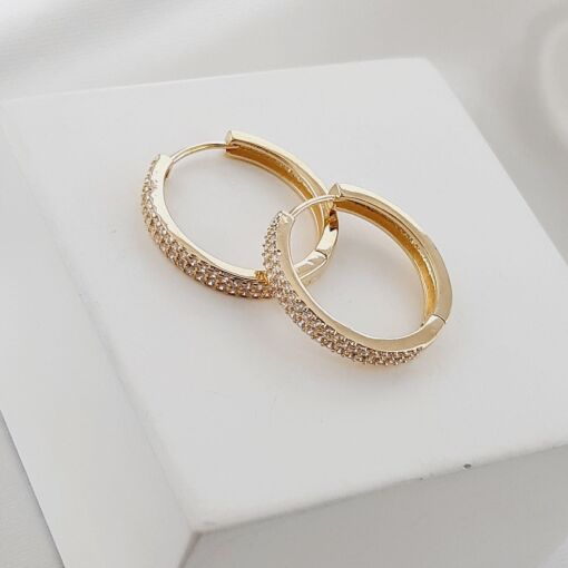 Brinco dourado de argola cravejado médio.