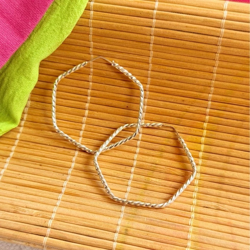 Argola Hexagono Torcida de Prata 3cm