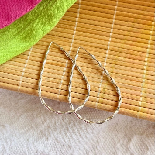 Argola Gota Torcida de Prata 5cm