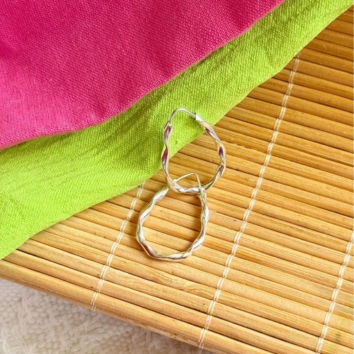 Argola Gota Torcida de Prata 2,5cm