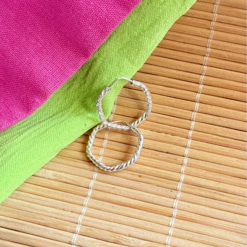 Argola Hexagono Torcida de Prata 2cm