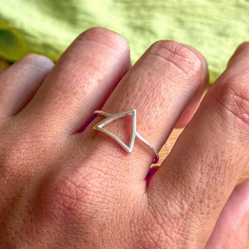Anel Triangulo Vazado de Prata