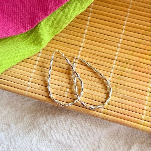 Argola Gota Torcida de Prata 3,5cm