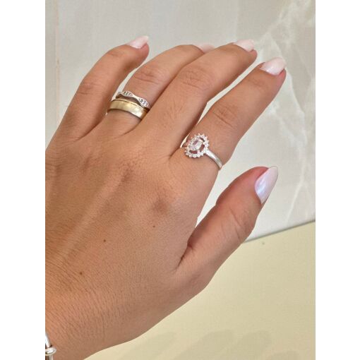 ANEL OVAL COM MOLDURA E PEDRA CENTRAL CRISTAL