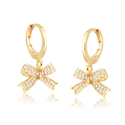 Brinco argola folheado com pingente laço cravejado com zircônias