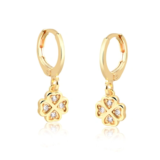 Brinco argola folheado com pingente trevo 4 folhas com zircônias