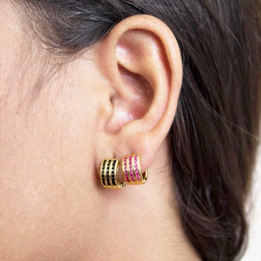 Brinco de argola com três carreiras de micro zircônias coloridas