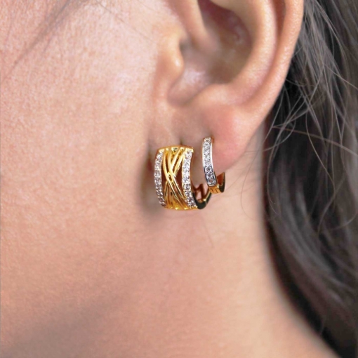 Brinco de argola com duas carreiras de zircônias e meio vazado