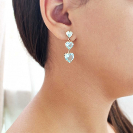 Brinco com três pedras de corações de tamanhos diferentes