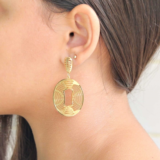 Brinco base vazada com duas partes formando um círculo vazado