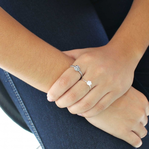 Anel de prata envelhecida com rosa ao centro e detalhe torcido