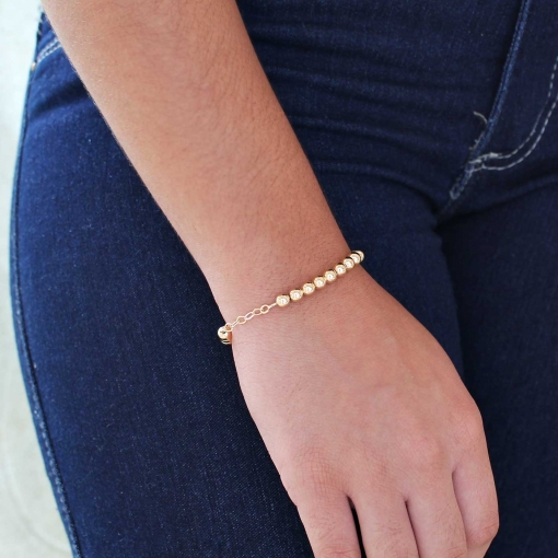 Pulseira com várias bolas lisas com corrente elo fino e oval