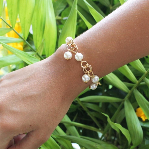 Pulseira com pérolas na corrente e pérola penduradas