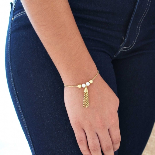 Pulseira com bolas lisas e perolas e pendurados de correntes