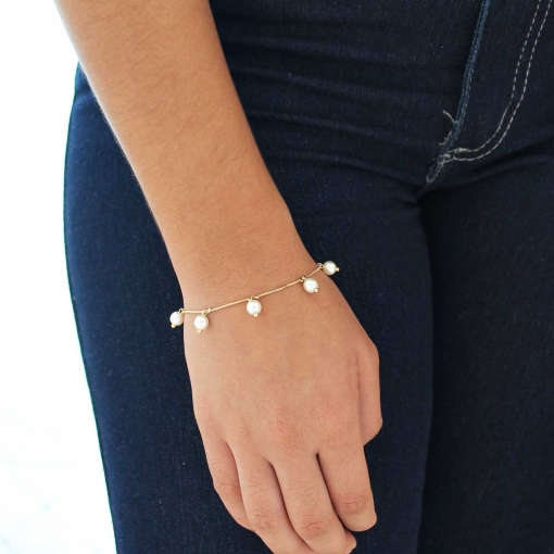 Pulseira com corrente veneziana e pérolas menores penduradas