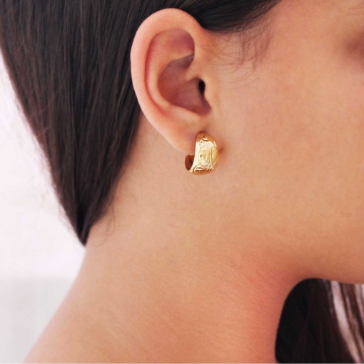 Brinco de pressão trabalhado estilo argola