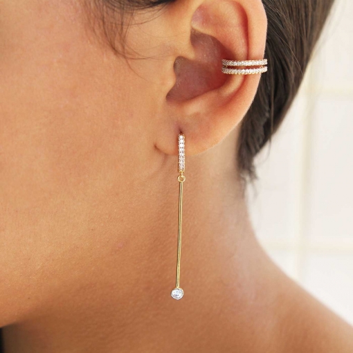Brinco de argola com fio e zirconias