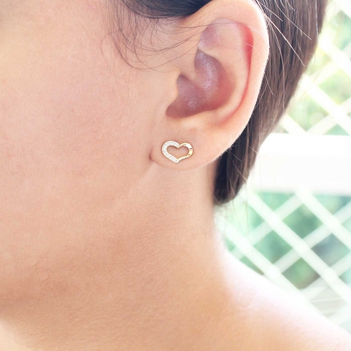 Brinco de coração metade com zircônias e ródio