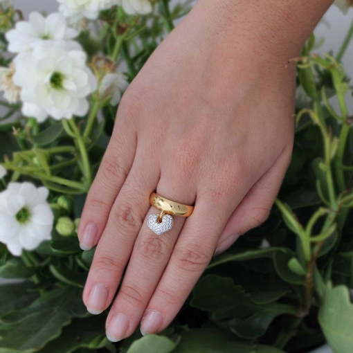 Anel grosso e liso com um pingente de coração todo em zircõnias