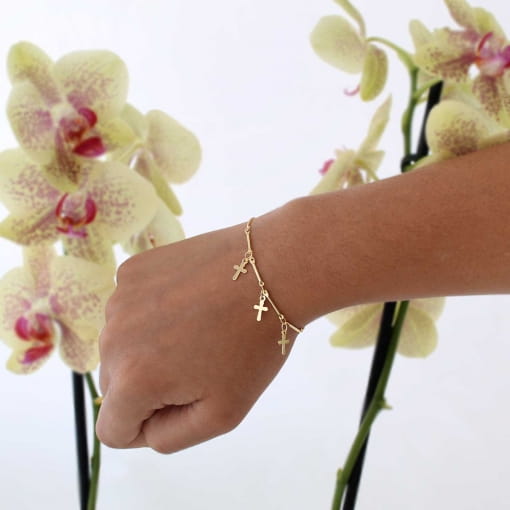 Pulseira veneziana com partes lisas e pingentes de cruz