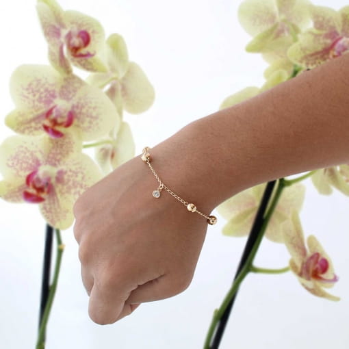 Pulseira com quatro bolas lisas e um pingente de zircônia