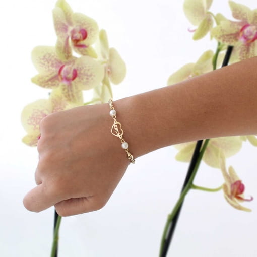 Pulseira parte com strass, duas pérolas e coração escrito amor