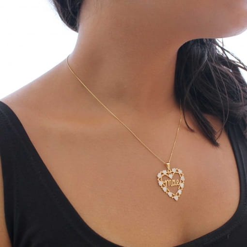 Pingente de coração vazado com corações pequenos e escrito mãe