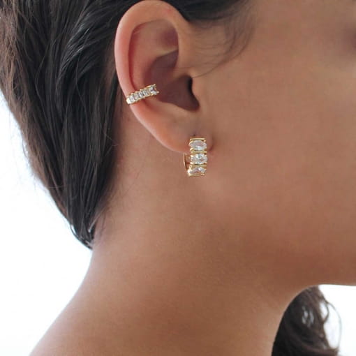 Piercing fake com zircônias palito e zircônia redonda no meio