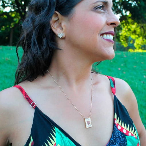 Conjunto com brinco de coração e pingente de placa com coração