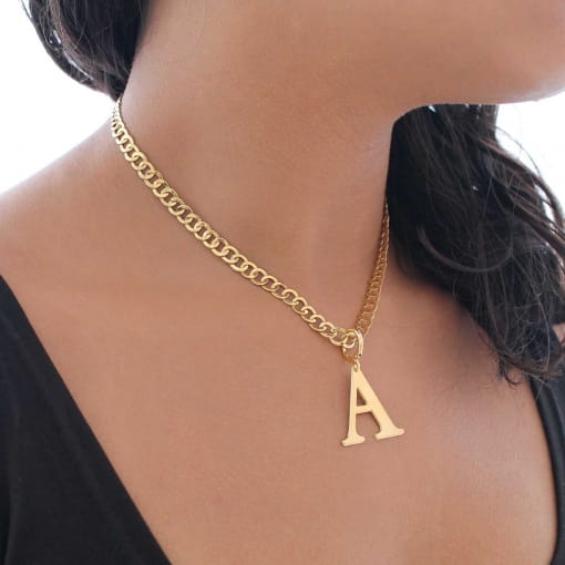 Pingente de letra grande com fecho que abre