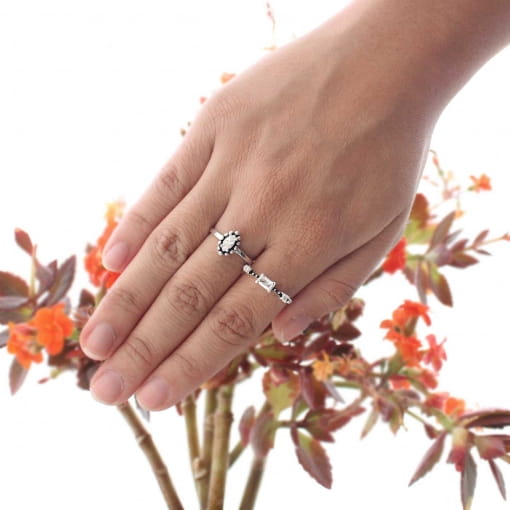 Anel de prata com parte navete envelhecida e zircõnia navete