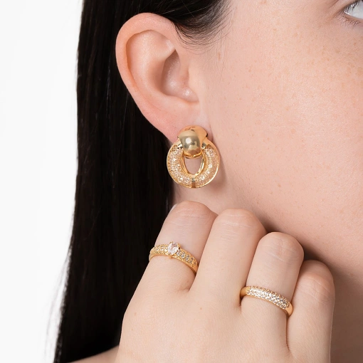 Anel folheado com zircônia gota e laterais rendadas e zircônias