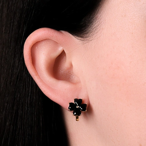 Brinco argola folheado flor composta por pedras em suas pétalas