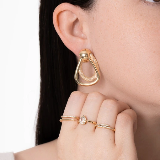 Brinco gota em telinha com pedras dentro fixado na base trapézio