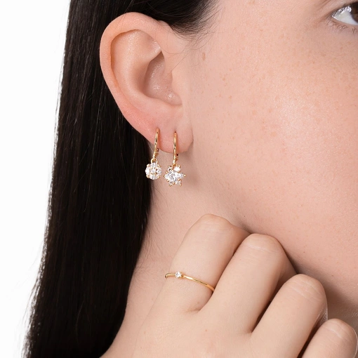 Brinco argola com pingente flor com zircônias em suas pétalas