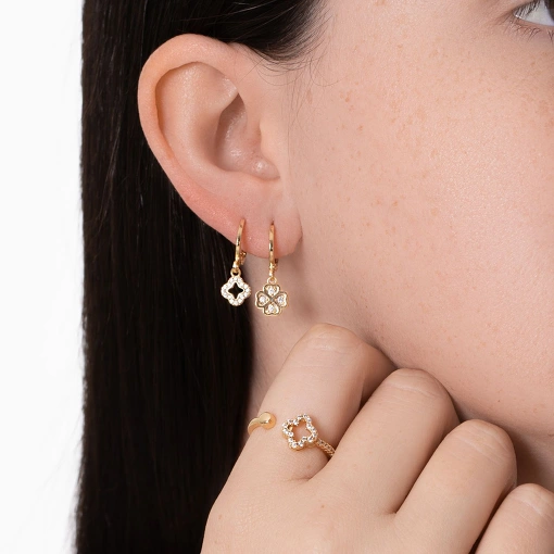 Brinco de argola com pingente trevo 4 folhas com zircônia