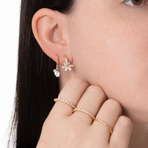 Anel folheado estilo meia aliança com zircônias redondas